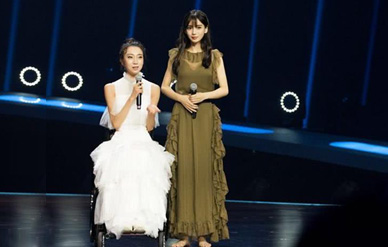 杨颖新综艺剧照曝光 光脚蹲地礼貌又贴心