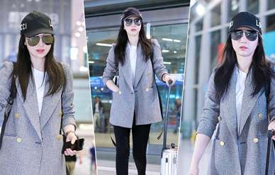 董璇打扮时髦独自回国,身材高挑摘下婚戒