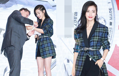 李冰冰格子西装玩下衣秀美腿,获外籍高层佩戴腕表!