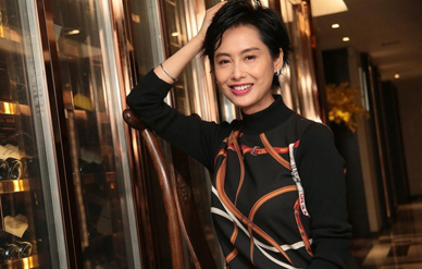 朱茵复出拍惊悚电影,短裙秀美腿优雅知性!