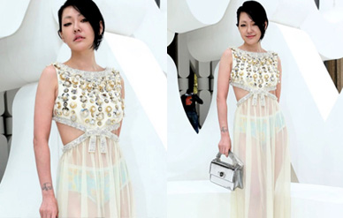 小S惊艳巴黎时装周,火辣性感透明薄纱搭配三角裤引路人尖叫!