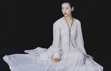 董洁再登时尚杂志,内敛沉静魅力无限!