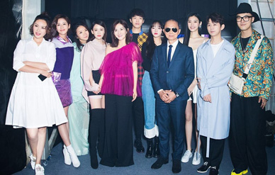 谢娜办秀好友齐助阵，奚梦瑶低胸装抢镜陈乔恩秀长腿！