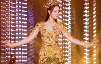 迪丽热巴身披金鹰战袍踏光而来美到爆，实力演绎完美女神！