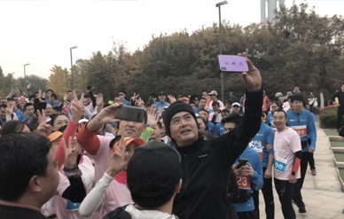 周润发回北京再战晨跑，与盲人跑团自拍合影！