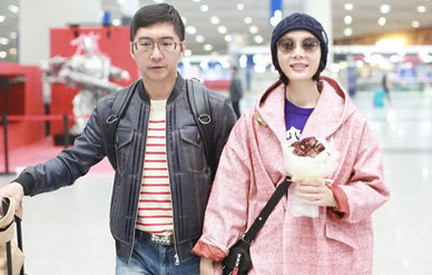 41岁陈数罕见携老公秀恩爱,十指紧扣手捧花束少女心十足!