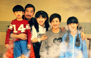 张国立设宴为邓婕庆61岁生日,模范夫妻相濡以沫恩爱如初!