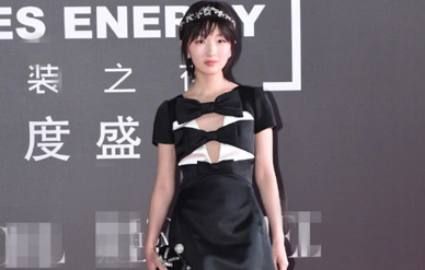 时装之夜红毯秀:周冬雨女仆装性感可爱!