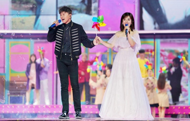 谢娜张杰再携手情歌对唱超甜蜜，深情凝视眼神都是爱！