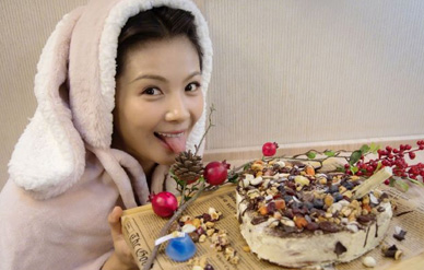 刘涛亲手做蛋糕为友人庆生，穿兔耳卫衣吐舌卖萌很调皮！