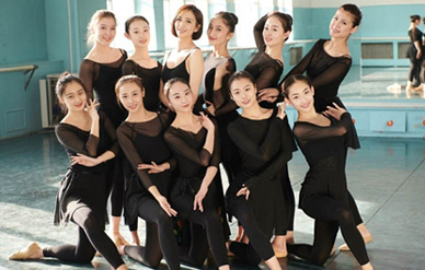 佟丽娅回新疆现身母校，大方露美背与学妹共舞！