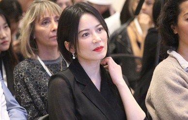 俞飞鸿黑裙配珍珠耳环彰显气质，红唇露笑优雅知性！