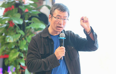 50岁白岩松曝近照，深圳主持引众人大笑！