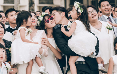 贾静雯修杰楷烟火下亲吻浪漫唯美，一家五口背影温馨圆满！