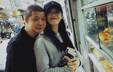 姚晨曹郁夫妇与员工澳门旅游,夫妻二人合照脸贴脸秀恩爱!