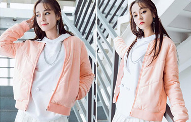 迪丽热巴甜美系运动装扮灵动俏皮，超短百褶裙大秀美腿！