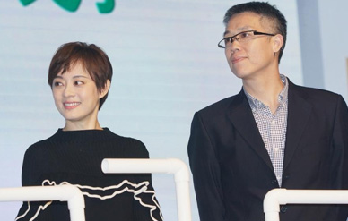 孙俪现身上海穿白裙秀美腿,知性优雅短发俏丽!