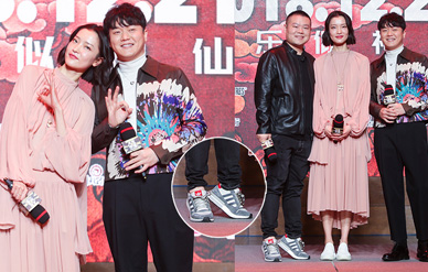 杜鹃歪头依偎肖央呆萌可人,岳岳垫脚合影