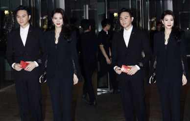 袁咏仪亮相阿娇婚礼超美艳,网友:像28年前选港姐!