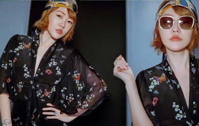 “中年妇女”小S穿深V花裙配花头巾,俏皮十足!