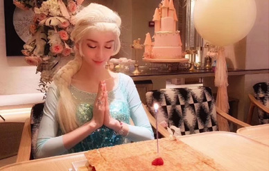 Angelababy化身冰雪女王补过30岁生日,精致似真人芭比!