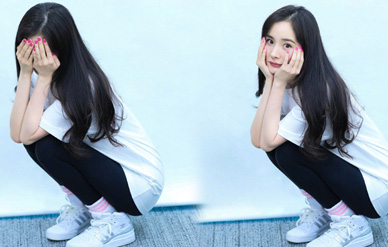 杨幂粉色美甲春日气氛浓,托腮卖萌后害羞捂脸!