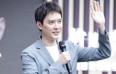 冯绍峰当奶爸后首次公开亮相,蓝西服帅气清新热情挥手!