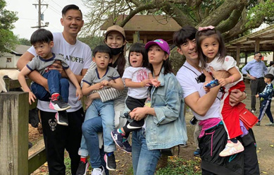 范玮琪贾静雯两家一同亲子游，一人抱一个娃温馨幸福!