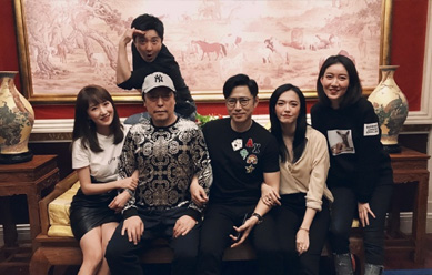 《都挺好》剧组聚餐欢乐多，苏大强明玉明成照